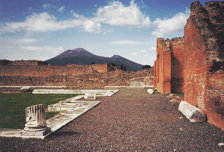 (Vesuvius_from_Pompeii.jpg)