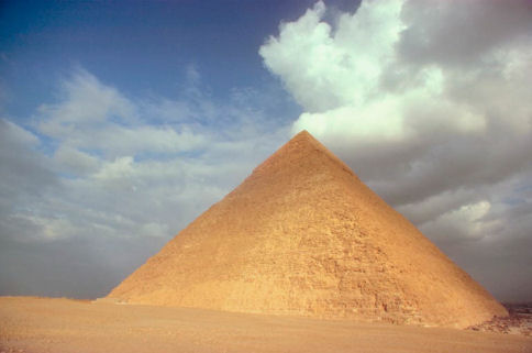 (piramida.jpg)